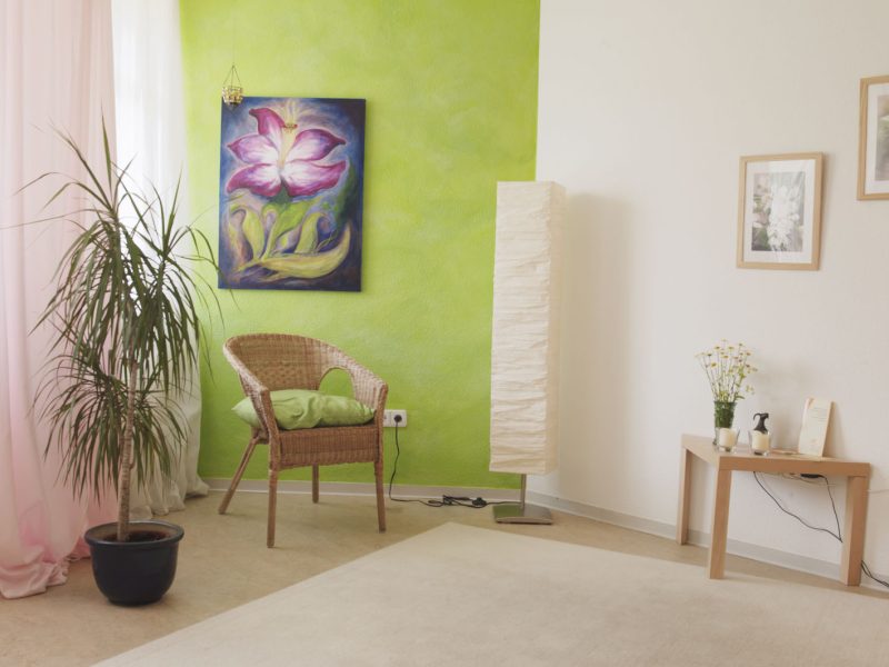 Praxisraum im Kleinen Therapeutikum – heller Sitzbereich